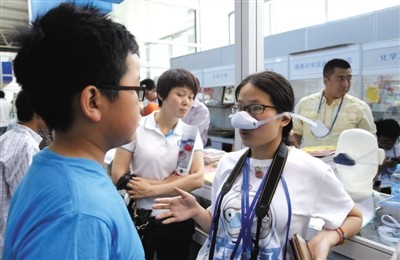 北京农业展览馆新馆开幕的北京科技周，防雾霾“鼻罩”引起了众多参观者的兴趣